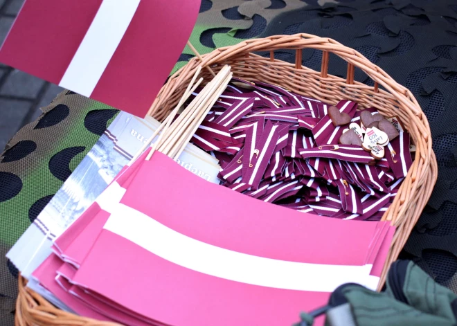 В Латвии начался месяц патриотизма: жителей призывают приколоть красно-бело-красную ленточку уголками вверх