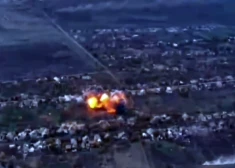 VIDEO: okupantu raidītā FAB-1500 aviobumba rikošetā pārlido dzīvojamo zonu un eksplodē citur