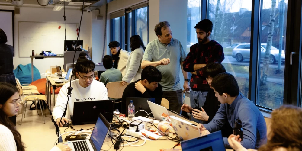 Jau šodien, 3. novembrī, Rīgas Tehniskās universitātes (RTU) Zinātnes un inovāciju centrā ir sācies piecu dienu starptautiskais hakatons “LG Sustainability Coopetition”, kurā vairāk nekā 70 studenti un jaunie inženieri no Latvijas, Dominikānas Republikas un Indijas universitātēm.