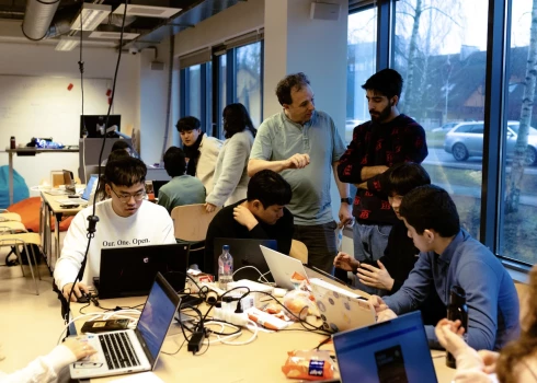 Jau šodien, 3. novembrī, Rīgas Tehniskās universitātes (RTU) Zinātnes un inovāciju centrā ir sācies piecu dienu starptautiskais hakatons “LG Sustainability Coopetition”, kurā vairāk nekā 70 studenti un jaunie inženieri no Latvijas, Dominikānas Republikas un Indijas universitātēm.