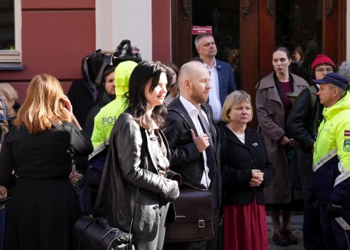 Saeimas deputāti Selma Teodora Levrence (no kreisās), partijas "Progresīvie" Saeimas frakcijas priekšsēdētājs Andris Šuvajevs un Jana Simanovska piedalījās protestā pie Saeimas nama pret Latvijas iespējamo izstāšanos no Eiropas Padomes konvencijas par vardarbības pret sievietēm un vardarbības ģimenē novēršanu un apkarošanu.