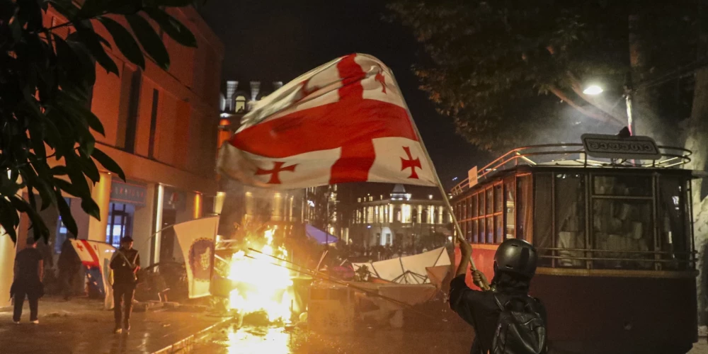 Столкновение сторонников оппозиционных партий Грузии с полицией во время митинга после местных выборов в Тбилиси, Грузия, 4 октября 2025 года. 