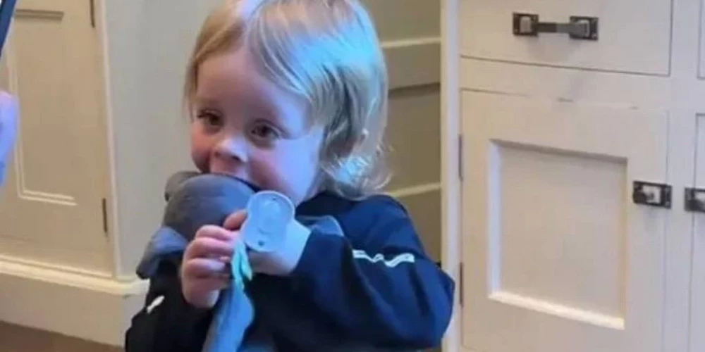 Ozija Osborna mazdēls Sidnijs cenšas nokost galvu rotaļu sikspārnim.