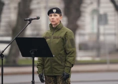 Полковник Бледоне: девушкам тоже пора надеть форму - равные права, равные обязанности