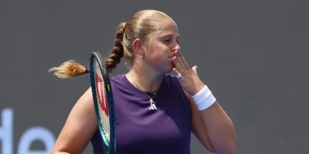 Aļona Ostapenko cīnīsies par prestižā "WTA Finals" titulu dubultspēlēs.