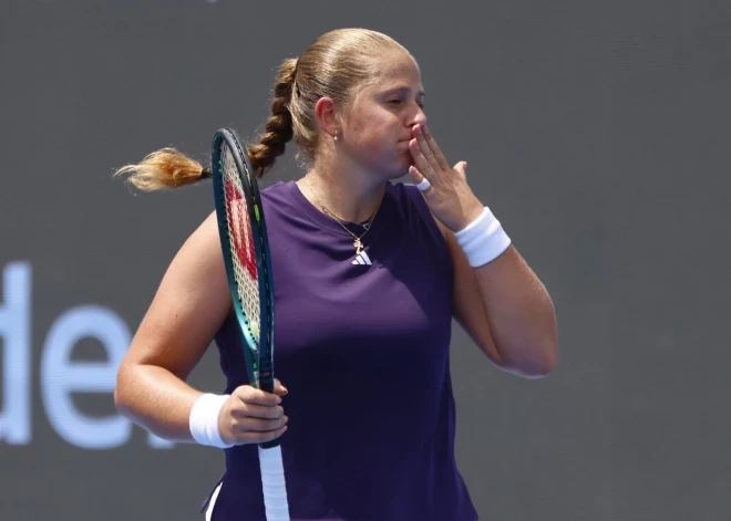 Aļona Ostapenko pārī ar taivānieti Sji pieveic favorītes un iekļūst "WTA Finals" pusfinālā