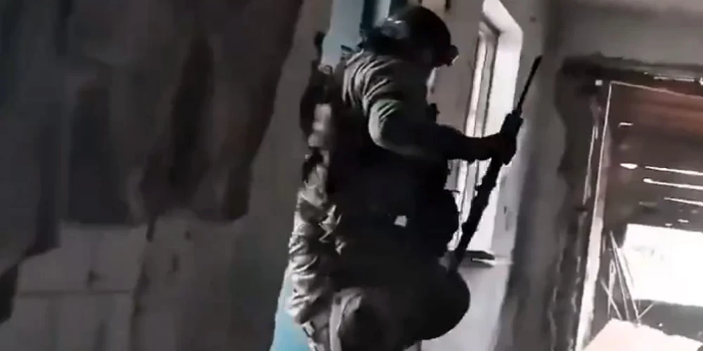 Ukrainas aizstāvis dodas ēkā, lai patvertos no droniem. Mēģinot pārņemt Pokrovsku, Krievija jau zaudējusi 35 000 vīru. Turpinās intensīvas cīņas.