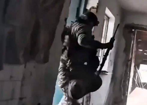 Ukrainas aizstāvis dodas ēkā, lai patvertos no droniem. Mēģinot pārņemt Pokrovsku, Krievija jau zaudējusi 35 000 vīru. Turpinās intensīvas cīņas.