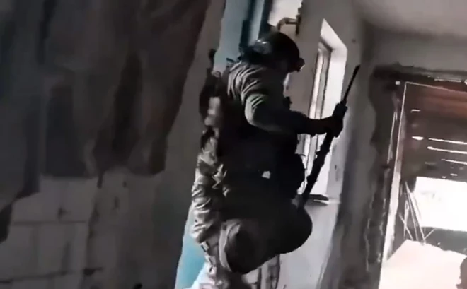 Ukrainas aizstāvis dodas ēkā, lai patvertos no droniem. Mēģinot pārņemt Pokrovsku, Krievija jau zaudējusi 35 000 vīru. Turpinās intensīvas cīņas.