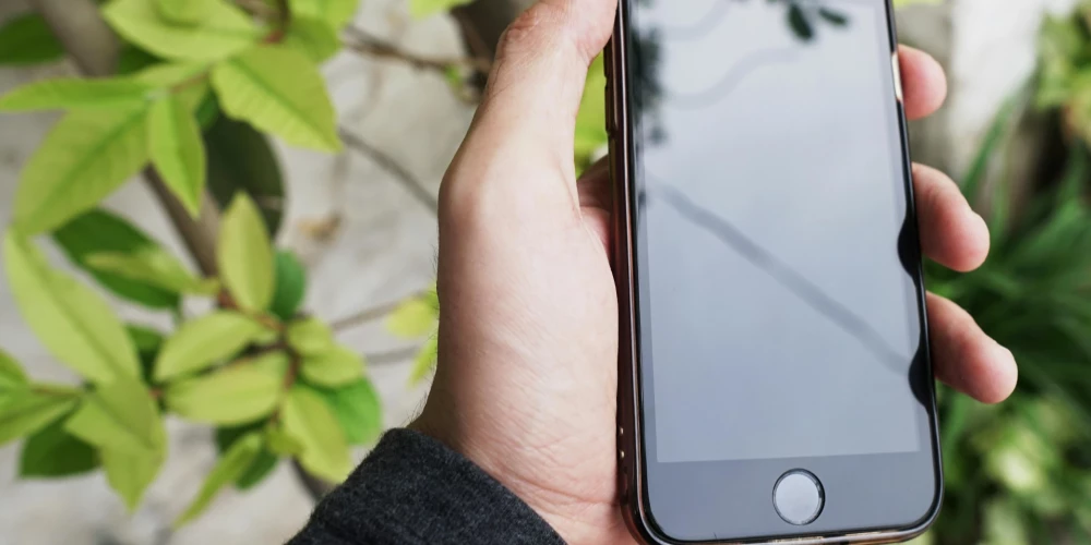 Tālruņi, gluži kā datori, pastāvīgi apstrādā daudzas darbības fonā, kas var ietekmēt to darbības ātrumu, radīt kļūdas un pat palielināt drošības riskus.