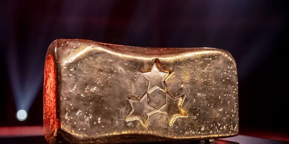 Apzeltītais Trīs Zvaigžņu balvas ķieģelis sver aptuveni piecus kilogramus.