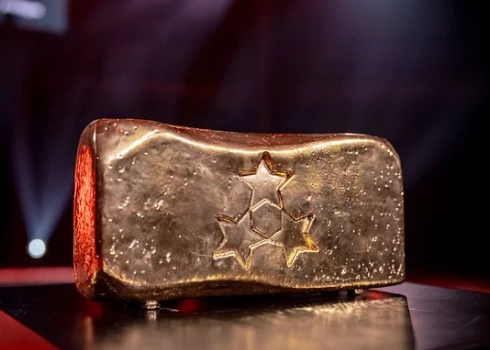 Apzeltītais Trīs Zvaigžņu balvas ķieģelis sver aptuveni piecus kilogramus.