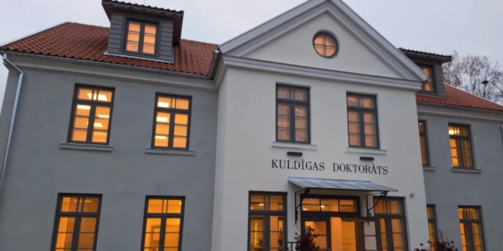 Jaunais Kuldīgas doktorāts tapis, rekonstruējot vēsturisku ēku un piebūvējot jaunu bijušās slimnīcas teritorijā.