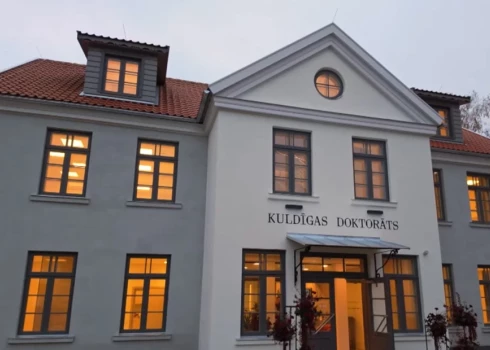 Jaunais Kuldīgas doktorāts tapis, rekonstruējot vēsturisku ēku un piebūvējot jaunu bijušās slimnīcas teritorijā.