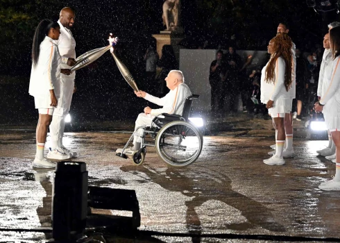 Pagājušā gada Parīzes olimpiskajās spēlēs Koste piedalījās Olimpiādes atklāšanas ceremonijā un nodeva olimpisko lāpu franču džudo leģendai Tedijam Rinēram un bijušai vieglatlētei Marijai Žozē Perekai, kuri aizdedza olimpisko uguni.