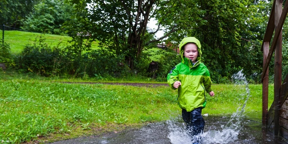 Autore ar humoru un dzīvesgudrību atklāj pārsteidzošus faktus – bērni guļ ārā arī -20 °C temperatūrā, mācās apieties ar nazi un cirvi, un viņu audzināšanā liela loma ir saiknei ar dabu, dabiskumam un vienkāršībai.