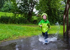 Iznācis ceļvedis, kā audzināt bērnu pēc Skandināvijas principiem un neņemt visu tik nopietni