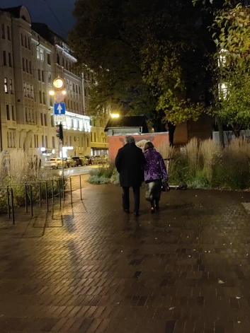 Baiba ar vīru Gati, ejot prom no teātra pēc pirmā cēliena.