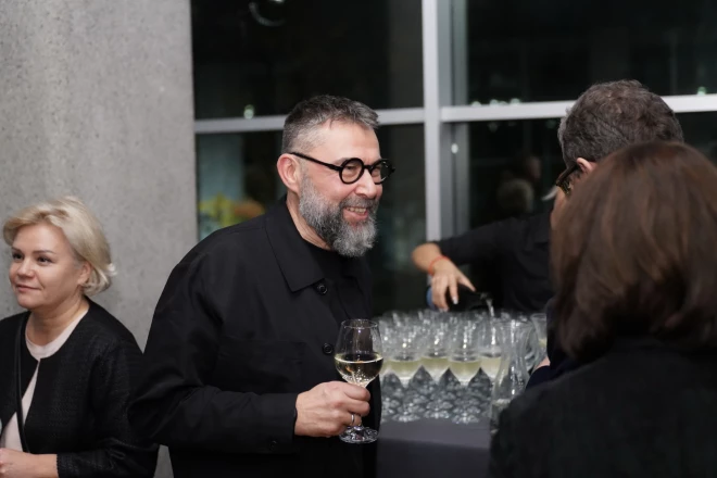 Dailes teātra mākslinieciskais direktors, režisors Viesturs Kairišs komēdijas par iedzeršanu pirmizrādes banketā.