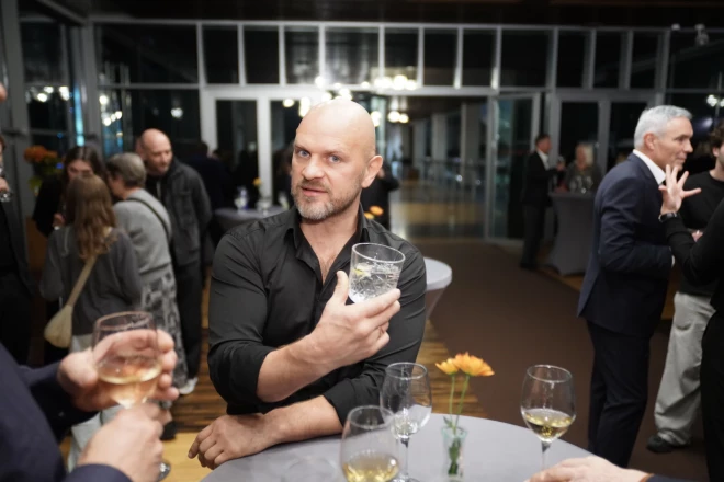 Aktieris Lauris Dzelzītis svinēja ar glāzi ūdens.