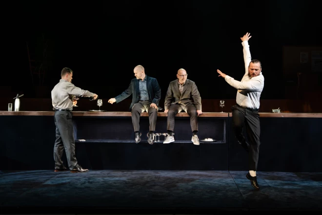 Gints Andžāns, Lauris Dzelzītis, Gints Grāvelis un Dainis Gaidelis iereibušu skolotāju tēlos Dailes teātra jauniestudējumā "Vēl pa vienam".