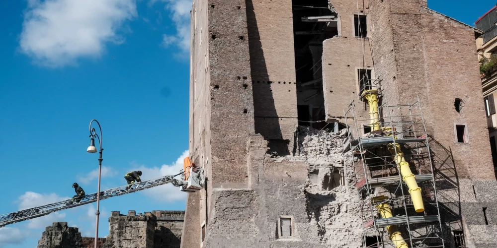 Romā daļēji sabrūkot viduslaiku tornim, viens cilvēks ievainots. 