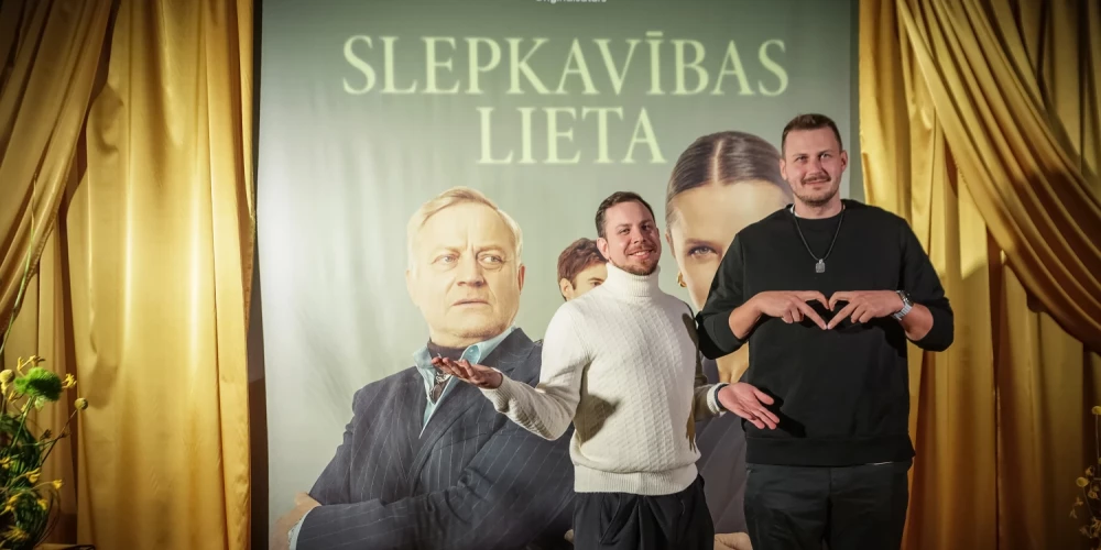 Matejs (pa kreisi) kopā ar influenceri un daudzu projektu pārinieku Rihardu Gromulu stāvot uz "Sapnis citā Amerikā" sarkanā paklāja.