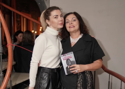 Rita Lasmane ar meitu Agnesi Lasmani-Riekstiņu. Agnese smejas, ka līdz ar gadiem arvien vairāk sāk vizuāli līdzināties mammai.