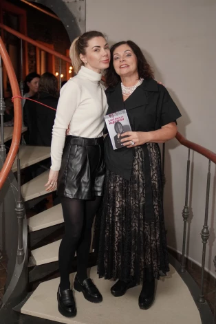 Rita Lasmane ar meitu Agnesi Lasmani-Riekstiņu. Agnese smejas, ka līdz ar gadiem arvien vairāk sāk vizuāli līdzināties mammai.