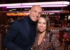 Aktiera Mārtiņa Poča draudzenes pirkstā mirdz gredzens. Vai gaidāmas kāzas?