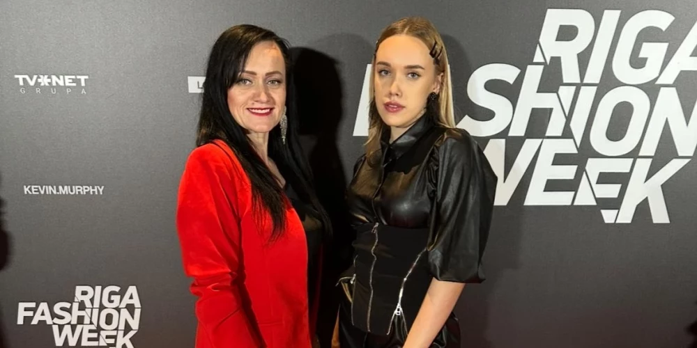 Žurnāls "Kas Jauns" Agritu un Esteri sastapa brīdī, kad abas pirmo reizi apmeklēja Rīgas modes nedēļas mākslinieku jaunāko kolekciju skates. Mamma un meita regulāri mainās ar apģērbu un apaviem, jo abām viens izmērs. Estere šoreiz mammas kleitā un savā korsetē.