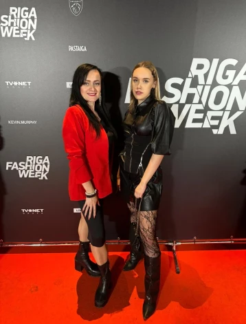 Žurnāls "Kas Jauns" Agritu un Esteri sastapa brīdī, kad abas pirmo reizi apmeklēja Rīgas modes nedēļas mākslinieku jaunāko kolekciju skates. Mamma un meita regulāri mainās ar apģērbu un apaviem, jo abām viens izmērs. Estere šoreiz mammas kleitā un savā korsetē.