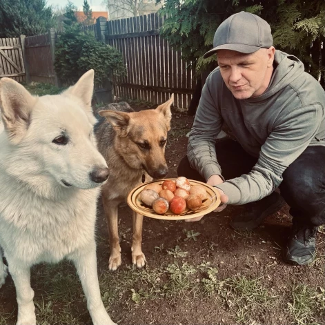 “Esmu pārliecināts, ka suns ģimeni padara cilvēcīgāku, rada ģimenē vēl labāku vidi. Ja tev ir suns, tu esi labāks cilvēks,” spriež Juris.