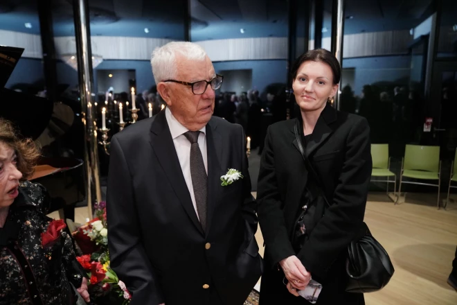 Annamarija ne reti pasākumus apmeklē kopā ar opi Raimondu Paulu vai vismaz ir koncertu klausītāju rindās. Attēlā: pagājušā gada februārī Edītes Pauls-Vīgneres izstādes atklāšanā mākslas telpā "Ola Foundation".