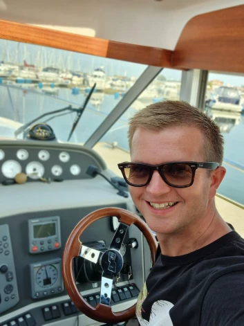 “Burāšana ir brīvība,” saka Ernests. “Tur pazūd viss – internets, telefons, darbi, politika. Paliek tikai vējš un cilvēki, kuriem uzticies.”