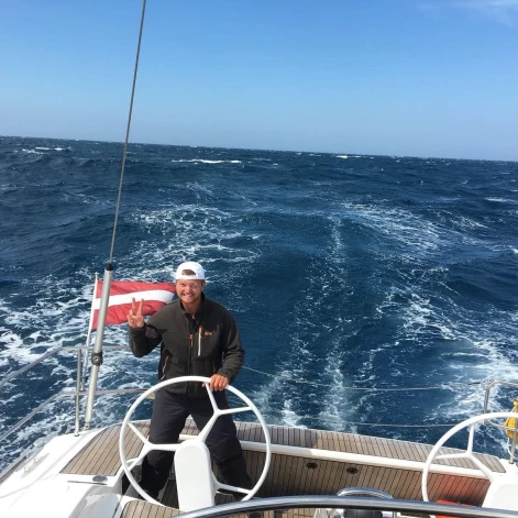 “Burāšana ir brīvība,” saka Ernests. “Tur pazūd viss – internets, telefons, darbi, politika. Paliek tikai vējš un cilvēki, kuriem uzticies.”