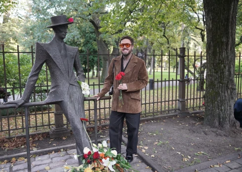 Kašers pielicis punktu cepuru darināšanai un ķēries pie jaunas nodarbes – radījis dizainu trim dažādiem svečturiem.