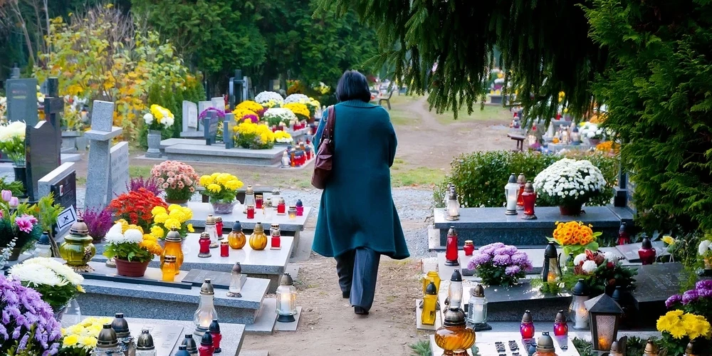 Bērēs nāca gaismā patiesība, ka virietis gandrīz divas desmitgades bija dzīvojis dubultu dzīvi, dalot laiku starp "darba braucieniem", kas patiesībā bija nedēļas nogales kopā ar otru ģimeni.
