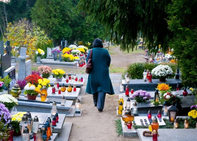 Sērojošā meita tikai bērēs uzzina patiesību par tēvu: "Viņš nebija tas, par ko izlikās"