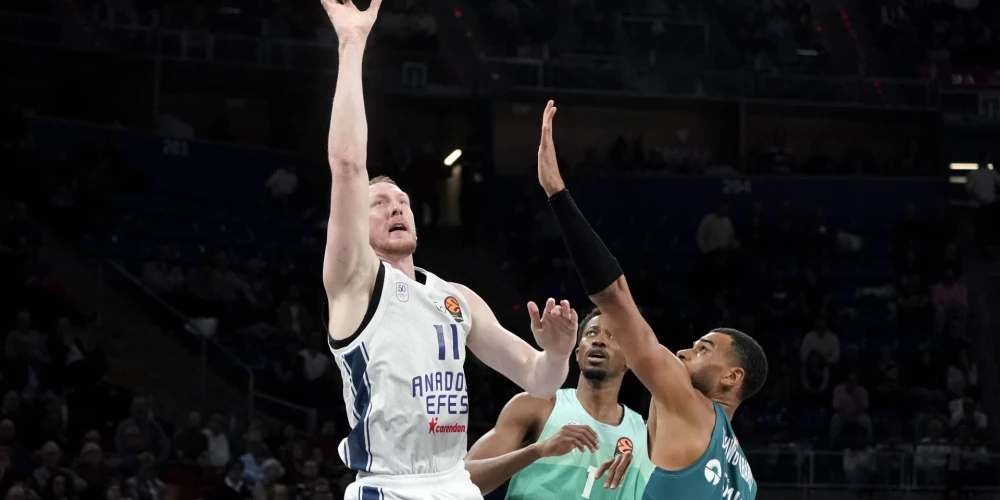 Rolanda Šmita pārstāvētajai "Anadolu Efes" uzvara Turcijas čempionāta spēlē. 