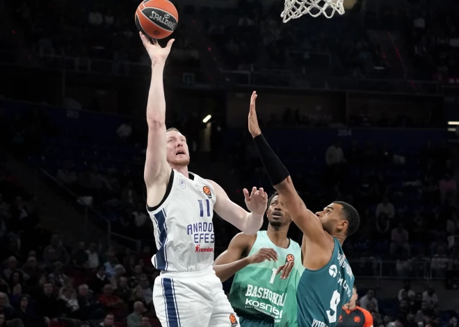 Šmita pārstāvētajai "Anadolu Efes" uzvara Turcijas čempionāta spēlē