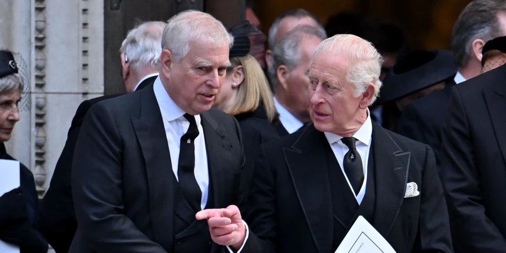 Karalis Čārlzs ar brāli Endrū Mauntbatenu-Vindzoru (tolaik vēl princi Endrū) Kentas hercogienes bērēs šāgada 16. septembrī Londonā.