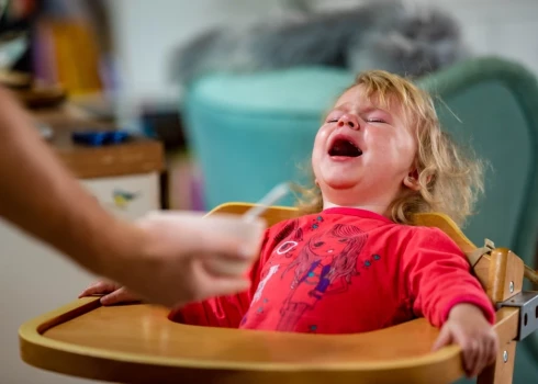 Maziem bērniem ir lielas emocijas. Bet dalīties ar tām sociālajos tīklos nav audzinoši. Tas ir cietsirdīgi.