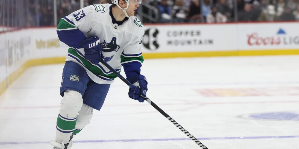 Komandas Vankūveras "Canucks" Latvijas uzbrucējs Teodors Bļugers.