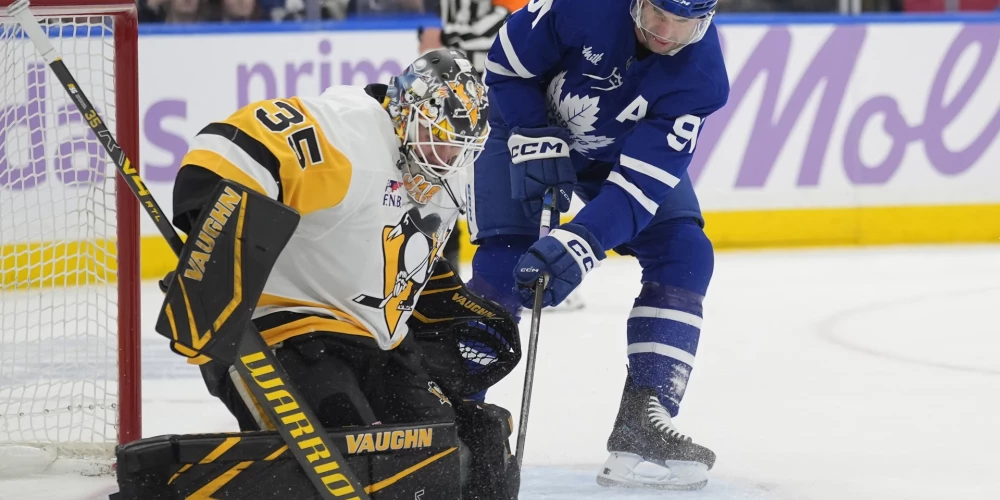 “Penguins” Toronto nespēj noturēt pārsvaru un zaudē 3:4.
