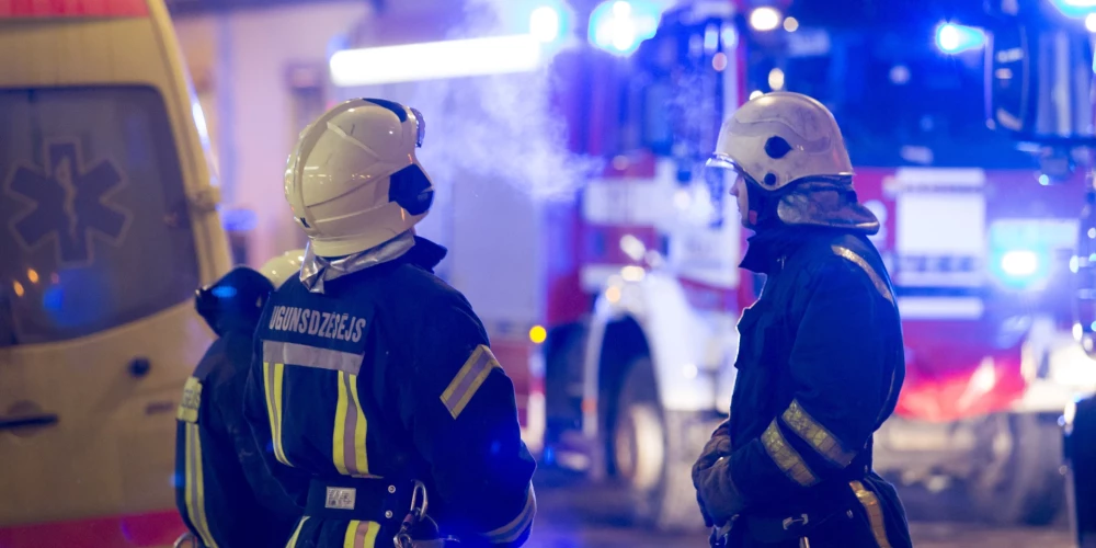 Ugunsgrēkā sešstāvu dzīvojamā mājā Rīgā cietis viens cilvēks, bet 30 evakuējušies.