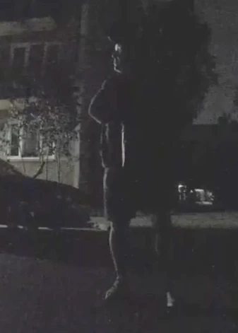 Aizdomās par noziedzīgu nodarījumu Valsts policija meklē attēlos redzamo vīrieti.