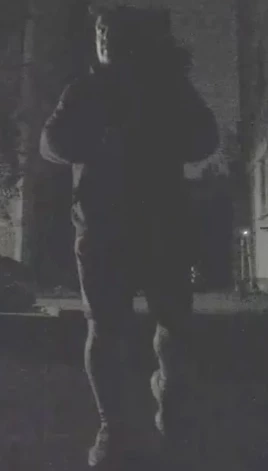 Aizdomās par noziedzīgu nodarījumu Valsts policija meklē attēlos redzamo vīrieti.