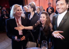 FOTO: pašmāju šovbiznesa zvaigznes lustējas "Art Management Group" ballītē