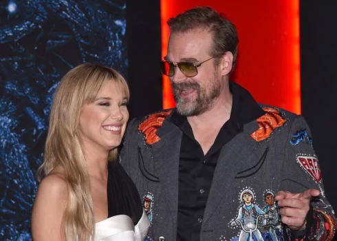 Милли Бобби Браун подала жалобу на Дэвида Харбора.